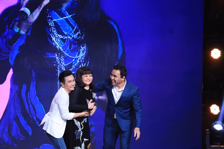 Nghệ sĩ Đình Toàn và MC Quyền Linh phấn khích khi gặp danh ca Hương Lan.