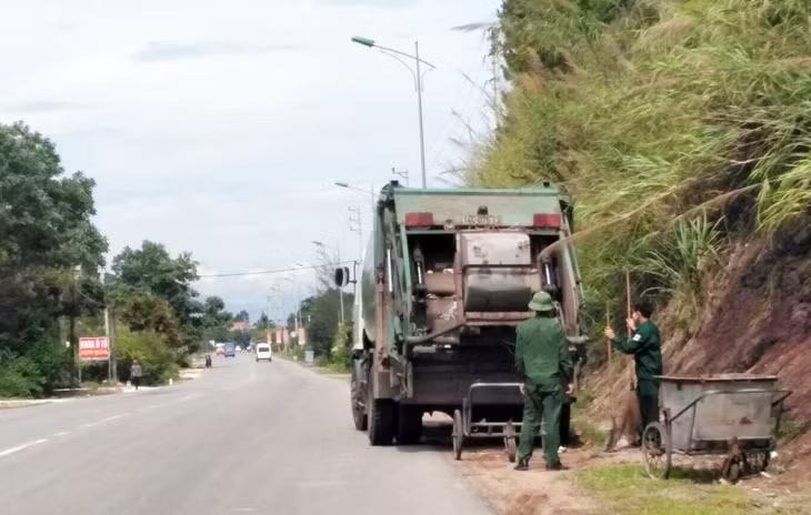 Công ty Thu gom rác thải tại xã Hải Đông.