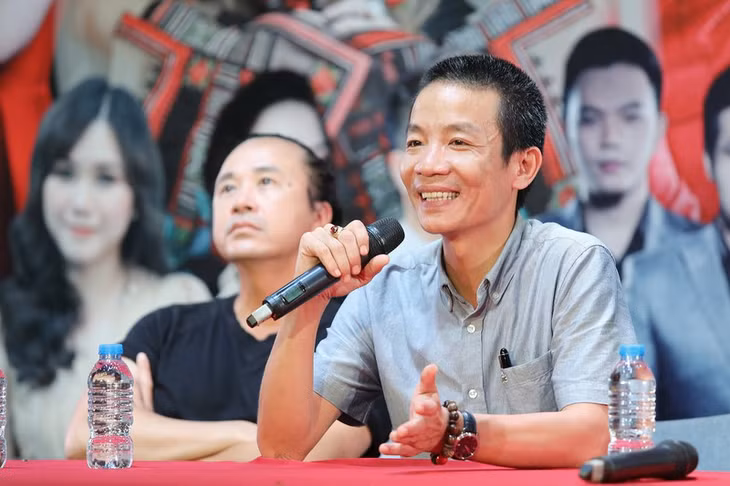 Nhạc sĩ Nguyễn Vĩnh Tiến giới thiệu về liveshow "Tiền duyên" trong buổi họp báo diễn ra vào ngày 22/10.