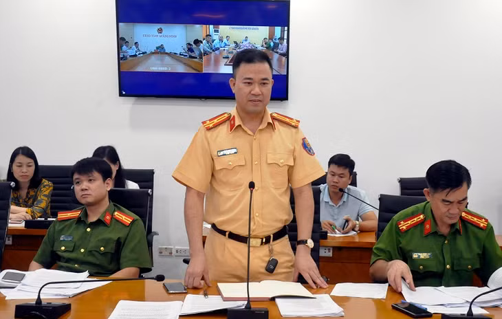 Đại diện lãnh đạo Phòng CSGT đường bộ, đường sắt (Công an tỉnh) phát biểu.