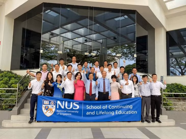 Đoàn học viên chụp ảnh lưu niệm cùng PGS.TS Vũ Minh Khương, Trường Chính sách công Lý Quang Diệu, Đại học Quốc gia Singapore.