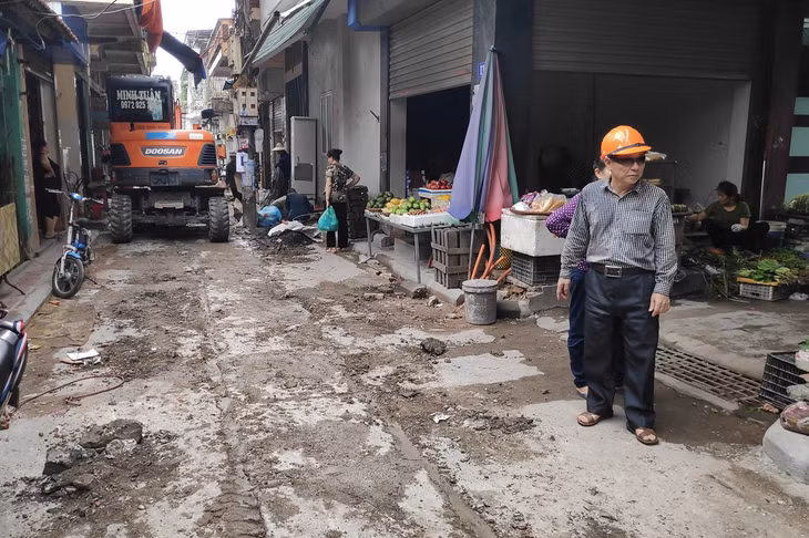 Thành viên Ban Thanh tra nhân dân phường Cẩm Tây (TP Cẩm Phả) khảo sát tiến độ, chất lượng thi công cống thoát nước, cải tạo mặt đường tại khu phố Minh Khai của phường.