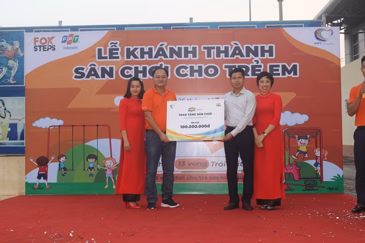 : Đại diện FPT Telecom chi nhánh Quảng Ninh bàn giao công trình sân chơi cộng đồng miễn phí cho TX Quảng Yên vận hành, quản lý.