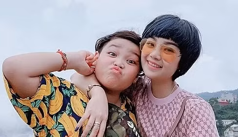 Ngọc Khuê và con trai Tony trong một chuyến du lịch. Ảnh: NK.