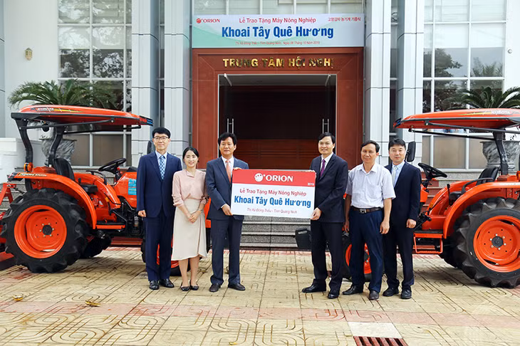 TX Đông Triều phối hợp với Công ty Orion Hàn Quốc thực hiện chương trình liên kết sản xuất, tiêu thụ Khoai tây Atlantic từ năm 2012. Trong ảnh: Quỹ tài trợ Orion Hàn Quốc trao tặng 2 máy sản xuất nông nghiệp cho TX Đông Triều.