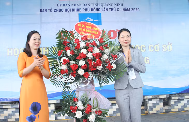 Lãnh đạo TX Đông Triều tặng hoa chúc mừng Ban Tổ chức.