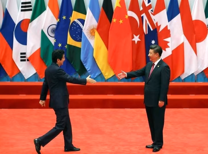 Thủ tướng Nhật Bản Shinzo Abe và Chủ tịch Trung Quốc Tập Cận Bình. Ảnh: Reuters