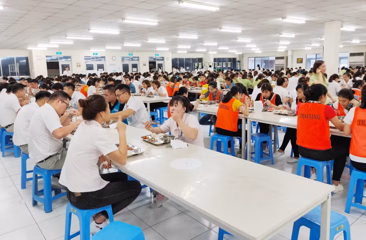 Giờ ăn ca của CNLĐ Công ty TNHH Yazaki Hải Phòng - Chi nhánh Quảng Ninh (KCN Đông Mai, TX Quảng Yên)