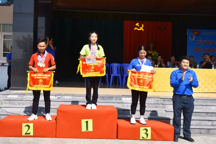Ban tổ chức Trao giải Nhất, Nhì, Ba toàn đoàn cho các lớp đoạt giải.