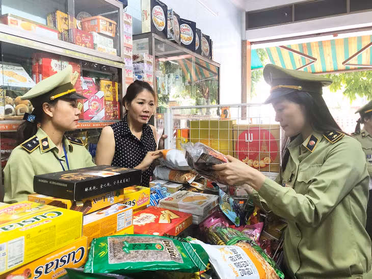 Đội quản lý thị trường số 3, kiểm tra mặt hàng kinh doanh bánh kẹo tại một số cửa hàng tạp hóa trên địa bàn phường Cẩm Đông, TP Cẩm Phả.