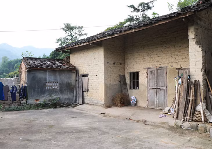 Một ngôi nhà đất của hộ dân thôn Bản Cáu, xã Lục Hồn còn khá vững trãi tuy nhiên hiện không còn được sử dụng do chủ nhà đã xây dựng ngôi nhà hiện đại bên cạnh