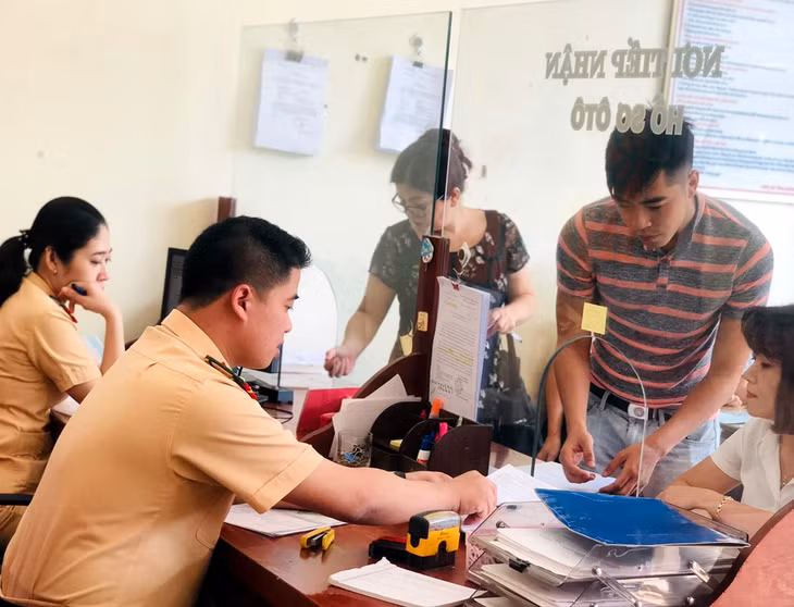 Người dân đến đăng ký 