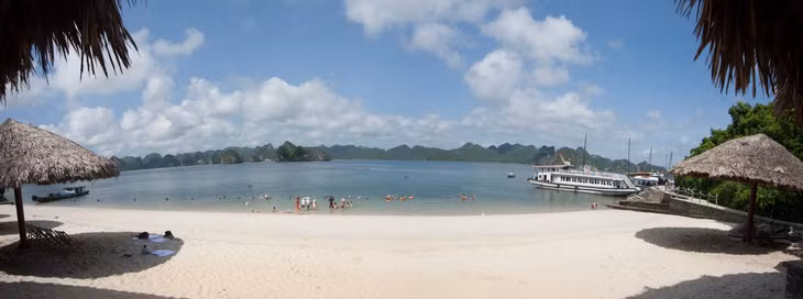 Bãi tắm du lịch Tuần châu (phường Tuần Châu, TP Hạ Long). Ảnh: Internet