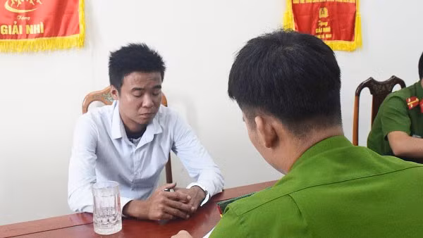 Đối tượng Sáu tại cơ quan điều tra. (ảnh C.A)