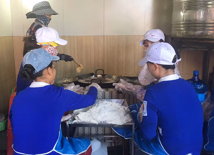 Sản xuất chả mực tại cơ sở Thoan-Chả mực