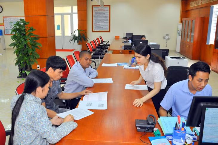 Cán bộ thường trực tại Trung tâm Hành chính công huyện Bình Liêu tận tình hướng dẫn người dân giải quyết thủ tục hành chính.