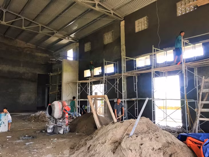 Nhà văn hóa đa năng của xã Liên Vị, TX Quảng Yên đang được gấp rút hoàn thiện. 