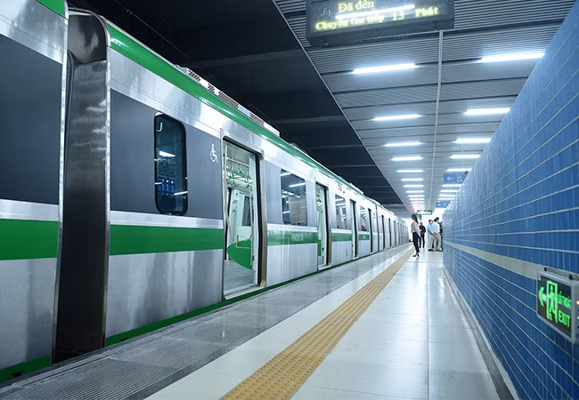 Tàu Cát Linh - Hà Đông vận hành thử với tần suất như khai thác thương mại. Ảnh: Giang Huy.