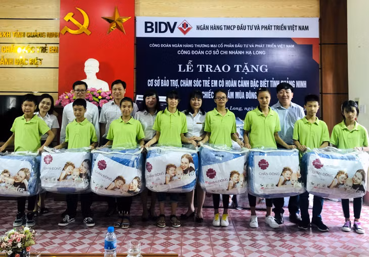 Đại diện Công đoàn cơ sở BIDV chi nhánh Hạ Long thăm và tặng chăn ấm cho các em ở Cơ sở