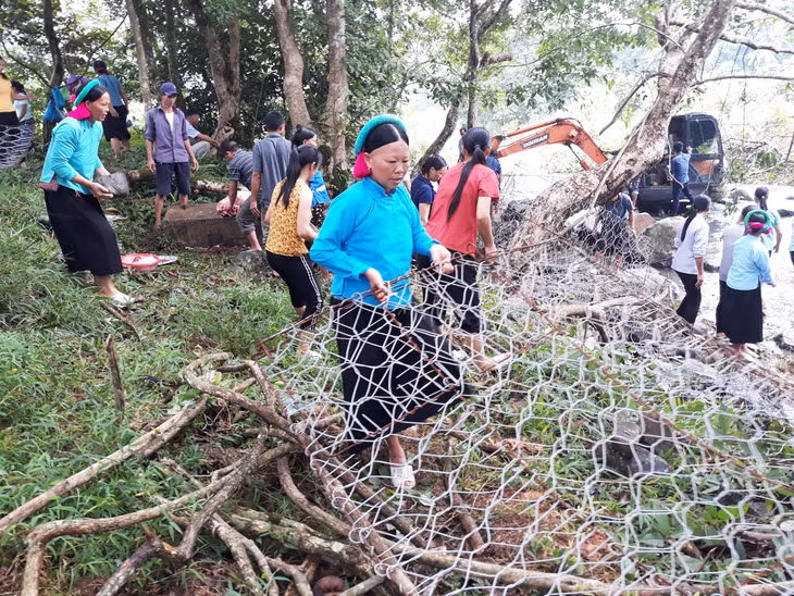 Người dân dọn vệ sinh và xây dựng tuyến kè tại khu vực suối thuộc giáp ranh hai thôn Lục Ngù và Thánh Thìn (xã Húc Động).