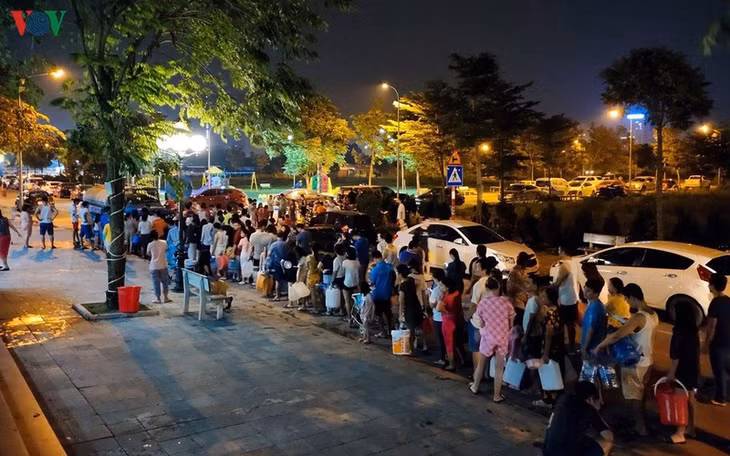 Người dân Hà Nội bức xúc, ngao ngán với cảnh nửa đêm xếp hàng đi lấy nước.