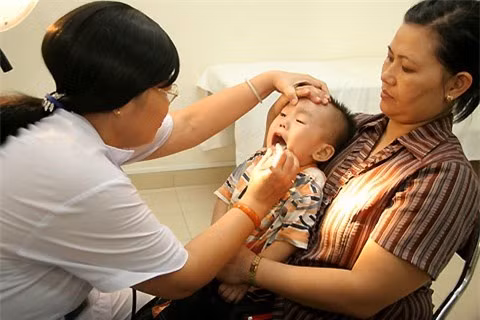 Viêm họng cấp hay gặp trong mùa thu - đông và dễ gây biến chứng.