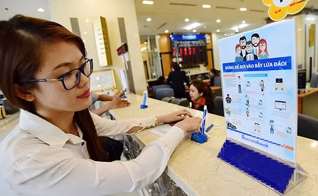 Bảng thông tin cảnh báo các thủ đoạn lừa đảo trong lĩnh vực tài chính, ngân hàng tại một ngân hàng ở TP Hồ Chí Minh. Ảnh: Quang Định
