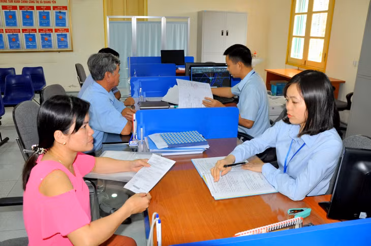 Cán bộ Trung tâm Hành chính công thị xã Quảng Yên tận tình hướng dẫn người dân, doanh nghiệp đến làm việc tại Trung tâm.