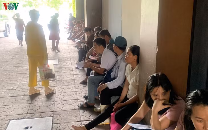 Ngày 21/10, nhiều nhà cung cấp đã đến trụ sở của công ty mẹ của Công ty TNHH Nhà hàng Món Huế tại địa chỉ 302 - 304 đường Võ Văn Kiệt, phường Cô Giang, quận 1, TPHCM để tố cáo doanh nghiệp này nợ tiền nhiều tháng không trả.