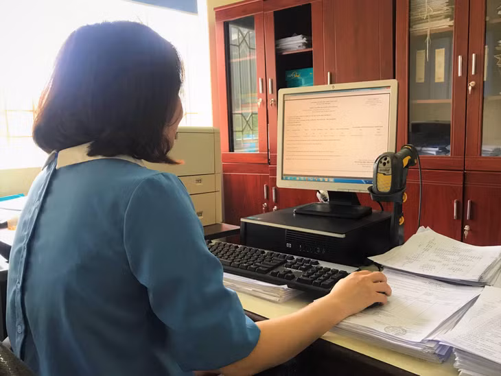 Cán bộ Chi cục thuế huyện Đầm Hà quản lý hóa đơn điện tử trên hệ thống phần mềm của đơn vị. 