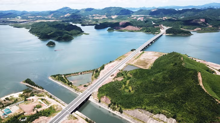 Cao tốc Hạ Long-Vân Đồn.