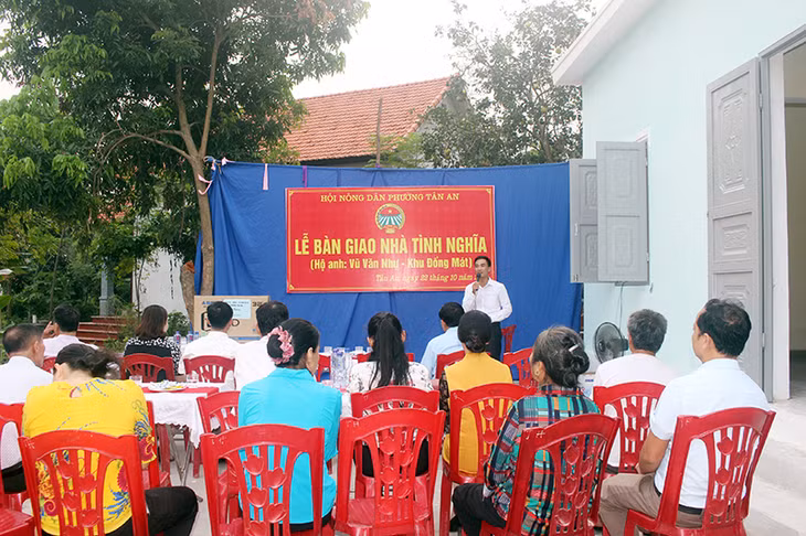 Quang cảnh của buổi lễ bàn giao nhà.