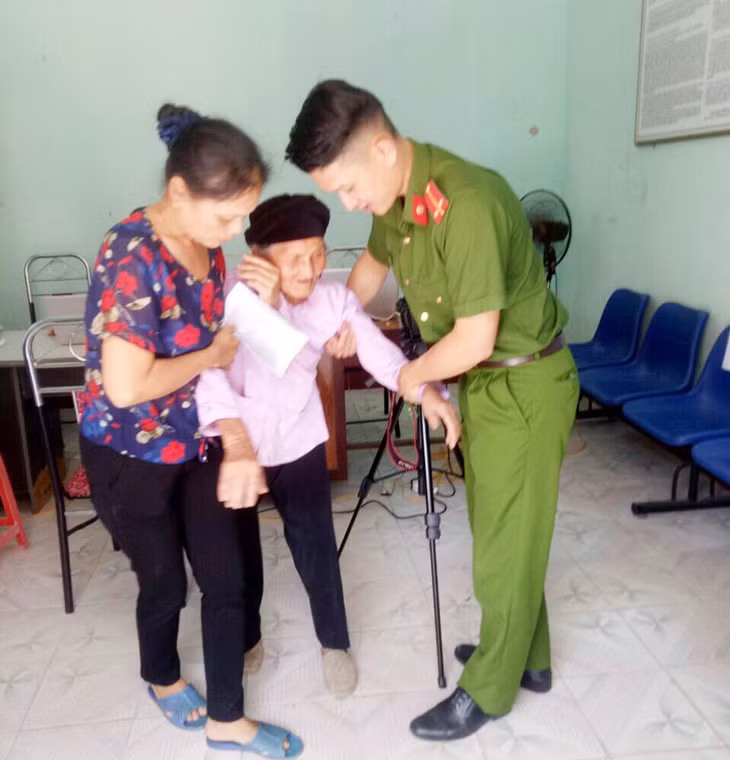 Các trường hợp người già yếu không đến được UBND xã, cán bộ chiến sỹ đã đến tận nhà để cấp CCCD cho người dân.