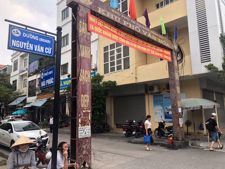 Cổng khu phố văn hóa cũng bị bôi bẩn bởi các tờ quảng cáo