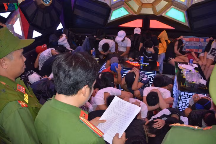 Công an phát hiện hàng chục người trong quán karaoke dương tính ma túy.