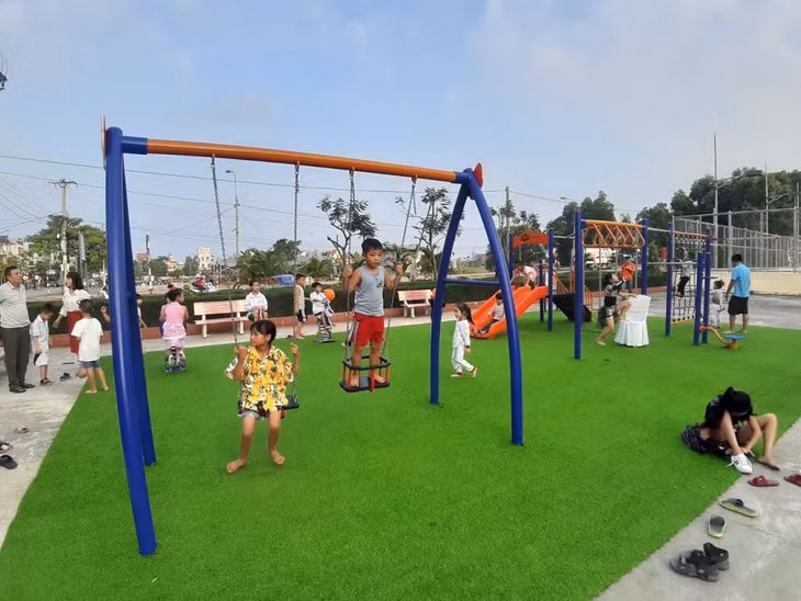 Đông đảo trẻ em thị xã hào hứng vui chơi tại công trình.
