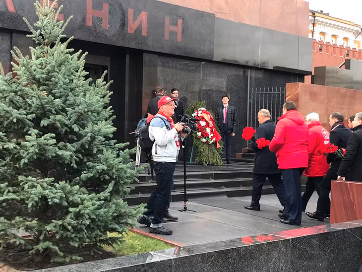 Chủ tịch Đảng CS Nga Genady Ziuganov dẫn đầu vào đặt hoa tại Lăng V.Lenin.