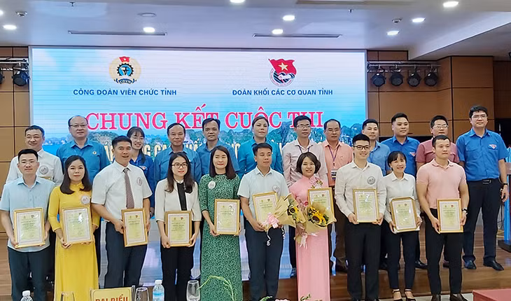 Ban tổ chức chụp ảnh lưu niệm cùng các thí sinh tham gia cuộc thi.
