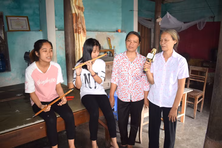 Một buổi tập văn nghệ của CLB Văn nghệ Hội Người mù TX Quảng Yên