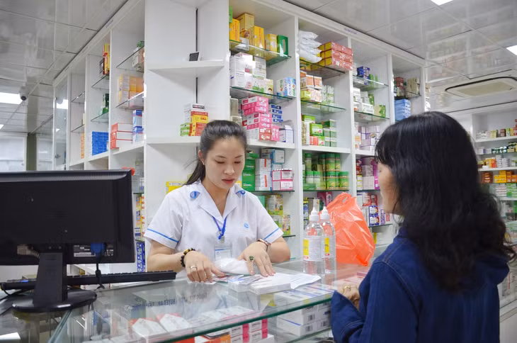 Người dân mua thuốc theo kê đơn tại 