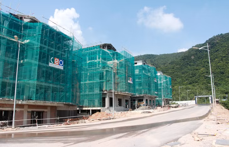 Gần 200 căn shophouse thuộc Dự án khu Tổ hợp Sonasea Vân Đồn Harbor City đang được Tập đoàn CEO xây dựng tại Khu kinh tế Vân Đồn. Ảnh: Mạnh Trường