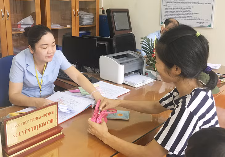 Cán bộ phường Cửa Ông giải quyết thủ tục hành chính cho người dân 