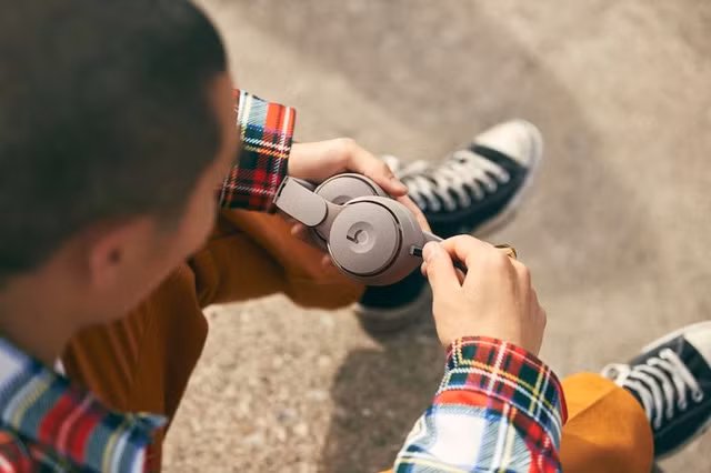 Beats Solo Pro có khả năng chống ồn chủ động phụ thuộc vào môi trường của người nghe