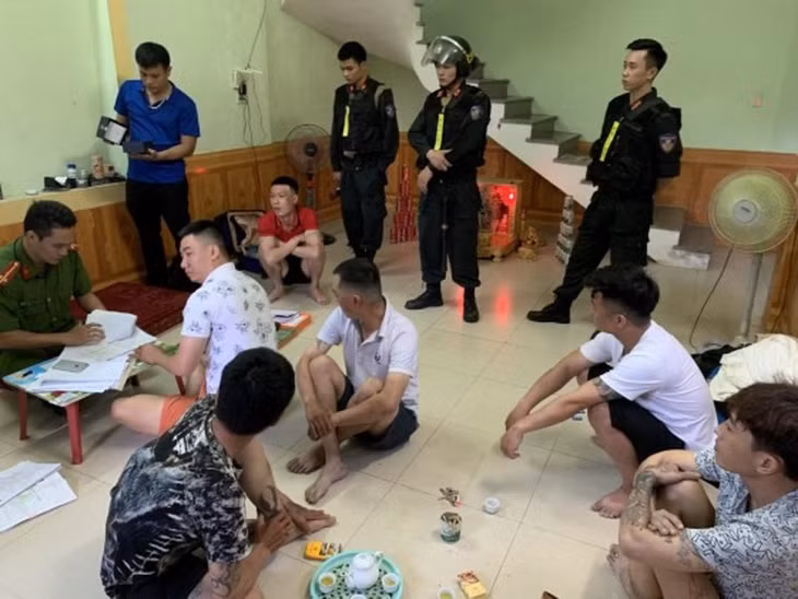  Lực lượng chức năng kiểm tra nơi ở của các đối tượng (Ảnh: cơ quan công an cung cấp)