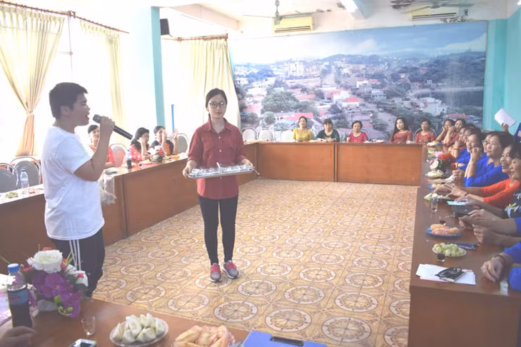 Các sinh viên Trường Đại học Hạ Long tuyên truyền cho các chủ hộ gia đình là phụ nữ về việc dùng chai nhựa thủy tinh thay chai nhựa dùng một lần.