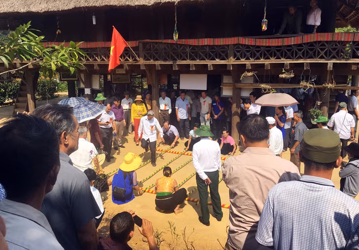 Hằng năm, Ban Dân tộc tỉnh đều duy trì tổ chức hoạt động tham quan cho đội ngũ người có uy tín trong toàn tỉnh - (Trong ảnh: Đoàn đại biểu người có uy tín tỉnh Quảng Ninh tham quan )
