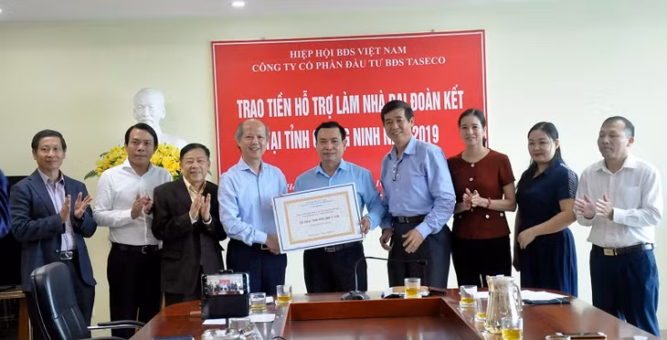 Hiệp hội Bất động sản Việt Nam đã trao 500 triệu đồng làm nhà đại đoàn kết cho tỉnh Quảng Ninh.