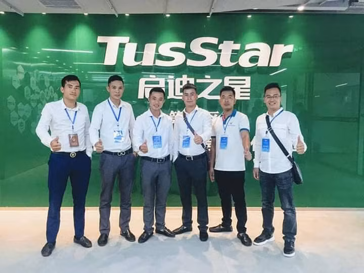 Đại diện CLB thanh niên khởi nghiệp Đầm Hà giao lưu với Trung tâm hỗ trợ khởi nghiệp tập đoàn Tustar ( TP Đông Hưng, Trung Quốc)