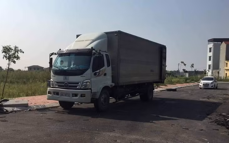 Hai chiếc xe nghi vấn trong vụ đổ trộm dầu thải. (Ảnh do CA Hòa Bình cung cấp)