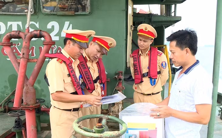 Kiểm tra tàu chở dầu trên luồng Hạ Long